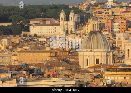 Une belle vue sur les toits et les monuments de la ville et forme une distance, de le Gianicolo, Rome, Italie Banque D'Images