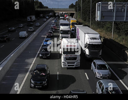 La congestion du trafic, embouteillages sur l'autoroute M6, Warrington, Cheshire, Angleterre, Royaume-Uni Banque D'Images