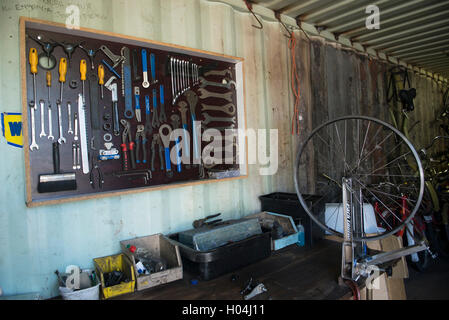 Workbench d'un mécanicien cycliste avec des outils disposés sur un mur, Le Cap, Afrique du Sud Banque D'Images