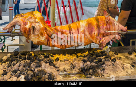 La torréfaction sur un cochon entier cracher dans le Naschmarkt, Wienseile Linke, Vienne, Autriche Banque D'Images