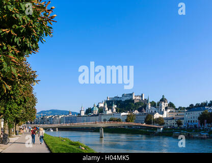 Les rives de la rivière Salzach en direction de la passerelle Marko-Feingold-Steg et du château de Hohensalzburg, Salzbourg, Autriche Banque D'Images