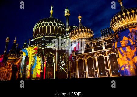 Le célèbre Royal Pavilion de Brighton est éclairé avec de superbes enluminures dans le Dr Blighty montrer lors de la 2016 Brighton Festival. Banque D'Images