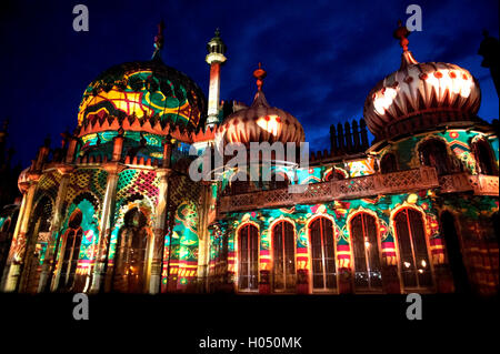 Le célèbre Royal Pavilion de Brighton est éclairé avec de superbes enluminures dans le Dr Blighty montrer lors de la 2016 Brighton Festival. Banque D'Images