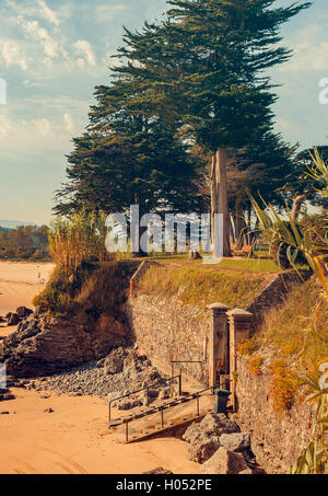 Porte de sortie à la plage Trengandin urbanisation Noja, Cantabria, Espagne. Banque D'Images