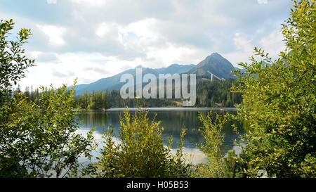 Voir de Hautes Tatras avec saut de ski lac Strbske Pleso. Banque D'Images
