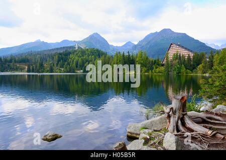 Photo de paysage grand angle de Strbske Pleso dans le lac Hautes Tatras. Banque D'Images