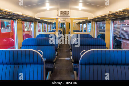 Intérieur de l'autorail vintage RAe 2/4 1001 CFF 'Roter Pfeil', exploité par SBB-CFF-FFS en Suisse. Banque D'Images