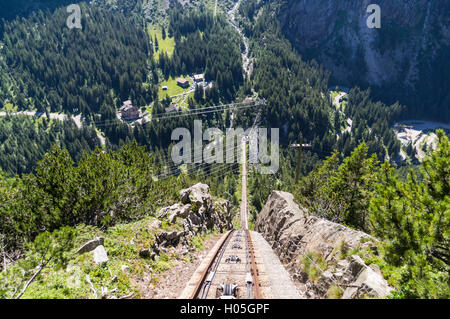 Funiculaire Gelmerbahn avec ride dans les Alpes suisses. L'un des funiculaires les plus dans le monde avec un maximum de 106 %. Banque D'Images