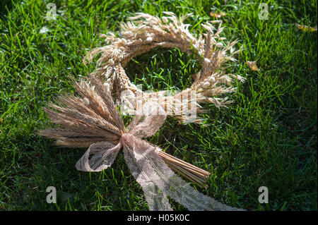 Couronne de fleurs et un bouquet des épis de blé Banque D'Images