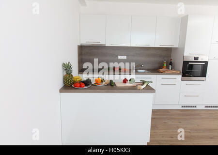 Cuisine avec appareils ménagers modernes. blanc cuisine avec éléments en bois. Banque D'Images