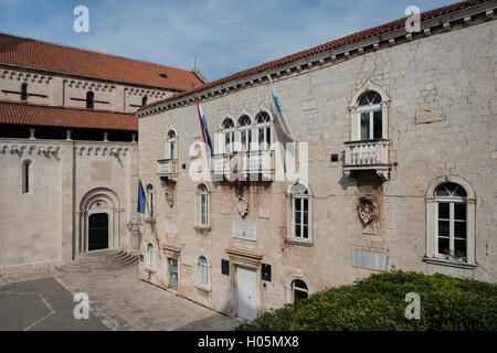 La mairie historique (15e siècle) situé sur la place principale de la vieille ville de Trogir. Le comté de Split-Dalmatie, en Croatie. Banque D'Images