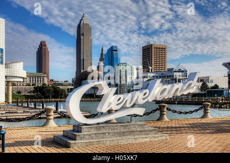 Une vue de Cleveland en face de lettrage skyline Banque D'Images