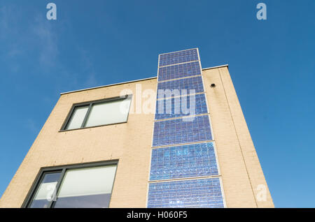 Maison moderne en bas avec une rangée de panneaux solaires à la sa façade Banque D'Images