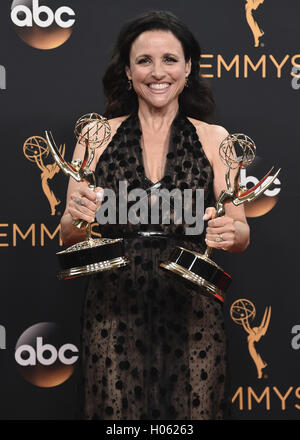 LOS ANGELES, CA - le 18 septembre : Julia Louis-Dreyfus dans la salle de presse à la 68e Emmy Awards au Théâtre Microsoft le dimanche 18 septembre 2016, à Los Angeles, Californie. Credit : mpi99/MediaPunch Banque D'Images