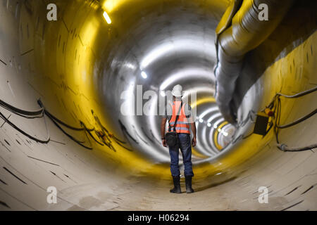 Berlin, Allemagne. 19 Sep, 2016. Un travailleur de la construction se trouve dans un tunnel de la ligne de métro U5 à Berlin, Allemagne, 19 septembre 2016. Le souterrain de la construction est prévu pour être achevé en 2018. Photo : KLAUS-DIETMAR GABBERT/dpa/Alamy Live News Banque D'Images