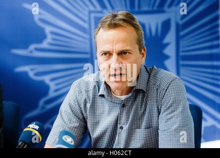 Kiel, Allemagne. 19 Sep, 2016. Rolf Peter Ott, chef de la police criminelle, Kiel parle sur l'arrestation des auteurs présumés de l'extornotionist à partir de l'entreprise de gros Coop ce matin à Kiel, Allemagne, 19 septembre 2016. Photo : Markus Scholz/dpa/Alamy Live News Banque D'Images