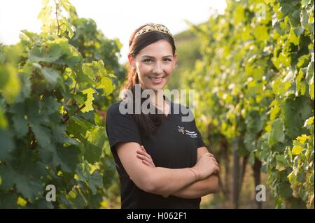 Dresde, Allemagne. 19 Sep, 2016. La reine du vin Saxon Daniela Undeutsch posant pendant les vendanges dans un vignoble à Radebeul près de Dresde, Allemagne, 19 septembre 2016. Le début de la récolte du vin est pour l'automne et fête du vin, qui aura lieu du 25 septembre jusqu'au 23 à Radebeul. Photo : Sebastian Kahnert/dpa/Alamy Live News Banque D'Images