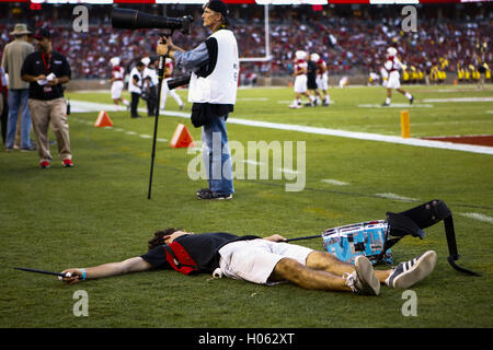 Palo Alto, Californie, USA. 17 Sep, 2016. Une bande de Stanford le batteur prend une pause pendant l'action de football NCAA à l'Université de Stanford, avec les USC Trojans visiter le Stanford Cardinal. Stanford a gagné le match, 27-10. © Seth Riskin/ZUMA/Alamy Fil Live News Banque D'Images