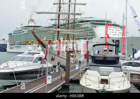 Southampton, Hampshire, Royaume-Uni. 19 Septembre, 2016. 2016 Southampton Boat Show le 15-pont de bateau MS "Indépendance de la Mer"- pouvant accueillir 4 370 passagers et desservie par 1 360 de l'équipage avaient une vue plongeante sur le Southampton Boat Show 2016 Mayflower Park pendant ses 1 jours de séjour.à 339,00 mètres de long il éclipsé le spectacle y compris la formation néerlandaise Tall Ship STV AstridCredit Gary Blake/Alamy Live News Banque D'Images