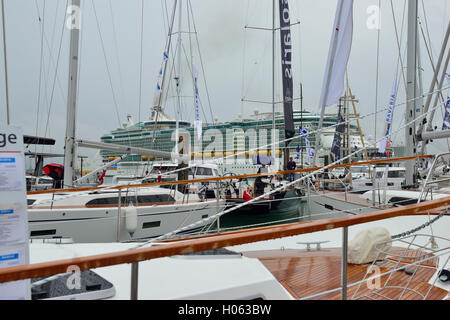 Southampton, Hampshire, Royaume-Uni. 19 Septembre, 2016. 2016 Southampton Boat Show le 15-pont de bateau MS "Indépendance de la Mer"- pour 4 ; 370 passagers et desservie par 1 ; 360 équipage avait une vue plongeante sur le Southampton Boat Show 2016 Mayflower Park pendant ses 1 jours de séjour.At;339,00 mètres ; long ; il éclipsé le spectacle ; y compris la formation néerlandaise ; Tall Ship STV Astrid Credit Gary Blake/Alamy Live News Banque D'Images