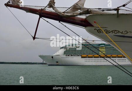 Southampton, Hampshire, Royaume-Uni. 19 Septembre, 2016. 2016 Southampton Boat Show -Le 15-pont de bateau MS "Indépendance de la Mer"- pouvant accueillir 4 370 passagers et 1 360 membres d'équipage avait servi par une vue plongeante sur le Southampton Boat Show 2016 Mayflower Park pendant ses 1 jours de séjour.à 339,00 mètres de long il éclipsé le spectacle y compris la formation néerlandaise Astrid STV grand voilier (vue ici comme sa part) Banque D'Images