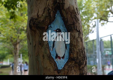 Shanghai, Chine. 19 Sep, 2016. Un arbre creux peinture est vu à l'Université Polytechnique de Shanghai à Shanghai, la Chine orientale, le 19 septembre 2016. Quinze étudiants en art de l'université créé 30 tree hollow peintures sur le campus pour accueillir freshmen comme nouveau semestre commencé. © Liu Xiaojing/Xinhua/Alamy Live News Banque D'Images