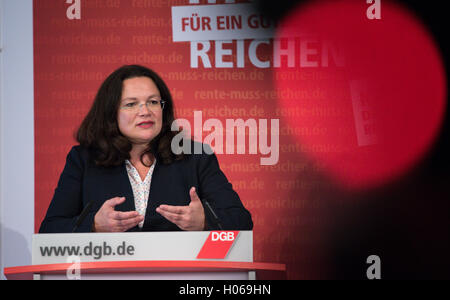 Berlin, Allemagne. 20 Sep, 2016. Le ministre fédéral du travail allemand Andrea Nahles (SPD) parle à une réunion de la Fédération des syndicats allemands (DGB) sur le sujet la politique de retraite à Berlin, Allemagne, 20 septembre 2016. Photo : Bernd VON JUTRCZENKA/dpa/Alamy Live News Banque D'Images