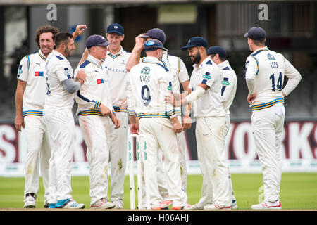 Londres, Royaume-Uni. 20 Sep, 2016. Les joueurs du Yorkshire célébrer le guichet de John Simpson sur le premier jour de la Division du Championnat du comté de Specsavers un match entre Middlesex et le Yorkshire du Lords le 20 septembre 2016 à Londres, en Angleterre. Crédit : Michael Jamison/Alamy Live News Banque D'Images