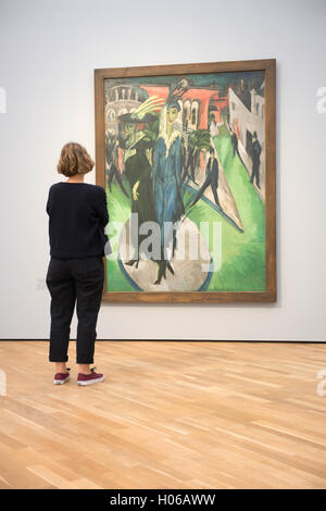 Berlin, Allemagne. 20 Sep, 2016. Une femme debout devant la photo de la Potsdamer Platz par Ernst Ludwig Kirchner, à Berlin, Allemagne, 20 septembre 2016. La nouvelle galerie à la Hamburger Bahnhof - Museum für Gegenwart à Berlin est montrant plusieurs œuvres de Ernst Ludwig Kirchner des collections à la Nationalgalerie, complétées par des œuvres contemporaines d'Rosa Barba et Rudolf Stingel. L'exposition est présentée du 23 septembre 2016 au 26 février 2017. PHOTO : PAUL ZINKEN/DPA/Alamy Live News Banque D'Images