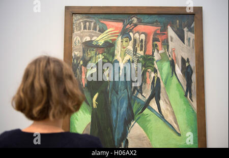 Berlin, Allemagne. 20 Sep, 2016. Une femme debout devant la photo de la Potsdamer Platz par Ernst Ludwig Kirchner, à Berlin, Allemagne, 20 septembre 2016. La nouvelle galerie à la Hamburger Bahnhof - Museum für Gegenwart à Berlin est montrant plusieurs œuvres de Ernst Ludwig Kirchner des collections à la Nationalgalerie, complétées par des œuvres contemporaines d'Rosa Barba et Rudolf Stingel. L'exposition est présentée du 23 septembre 2016 au 26 février 2017. PHOTO : PAUL ZINKEN/DPA/Alamy Live News Banque D'Images