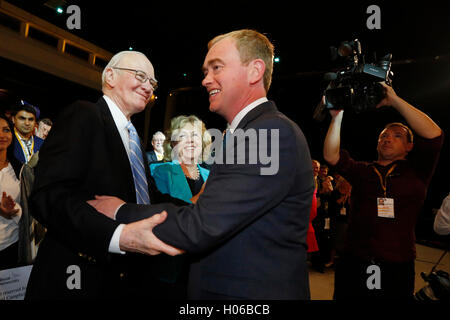 Brighton, UK. 20 Sep, 2016. Tim Farron, chef de parti accueille Menzies Campbell 'Ming' à la fin de son discours lors de la Conférence d'automne les libéraux-démocrates à Brighton, UK, mardi 20 septembre, 2016. Credit : Luke MacGregor/Alamy Live News Banque D'Images