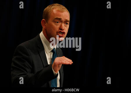 Brighton, UK. 20 Sep, 2016. Tim Farron, chef de parti donne son discours lors de la Conférence d'automne les libéraux-démocrates à Brighton, UK, mardi 20 septembre, 2016. Credit : Luke MacGregor/Alamy Live News Banque D'Images