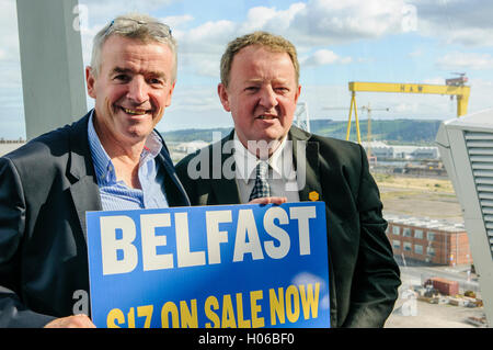 Belfast, Irlande du Nord. 20 Sep 2016 - Michael O'Leary avec Graham Keddie, directeur général de l'aéroport international de Belfast. Crédit : Stephen Barnes/Alamy Live News Banque D'Images