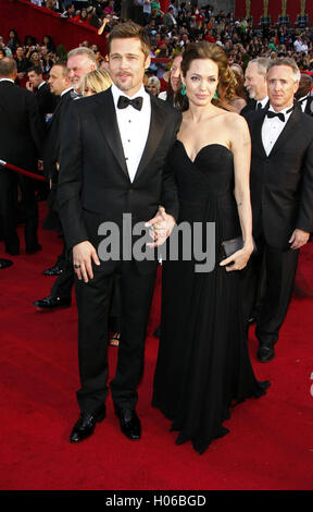 Hollywood, Californie, USA. Feb 22, 2009. Acteurs américains Brad Pitt et Angelina Jolie arrivent sur le tapis rouge pour la 81e Oscars au Kodak Theatre, à Hollywood, Californie, USA, 22 février 2009. Les Academy Awards, populairement connu comme les Oscars, l'excellence en matière de cinéma. Photo : Hubert Boesl | Verwendung weltweit/photo de l'alliance/dpa/Alamy Live News Banque D'Images