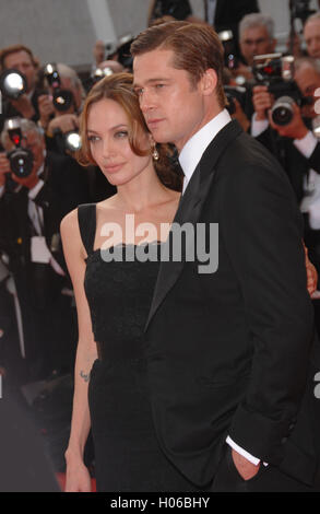 Cannes, FR, USA. 22 mai, 2007. 20 septembre 2016 - Los Angeles, CA - Angelina Jolie Pitt a demandé le divorce de Brad Pitt. Jolie Pitt, 41 ans, a déposé lundi docs juridique citant des différences irréconciliables. Jolie Pitt a demandé la garde physique partagée du couple 6 enfants Ã Maddox, Pax, Zahara, Shiloh, Vivienne et Knox Ã demander de Pitt à accorder une visite, citant des documents juridiques. Photo : Brad Pitt et Angelina Jolie lors du dépistage pour leur nouveau film ''A Mighty Heart'' à la 60e Annual International Film Festival de Cannes. 21 mai 2007 Cannes, France (crédit Image : Banque D'Images