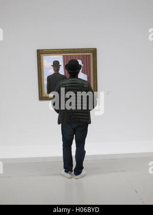 Paris, France. 20 Sep, 2016. Un homme se tient devant un tableau de René Magritte à Paris, France, 20 septembre 2016. L'exposition Magritte. La trahison des images se déroule du 21 septembre 2016 jusqu'au 23 janvier 2017. PHOTO : SABINE GLAUBITZ/DPA/Alamy Live News Banque D'Images