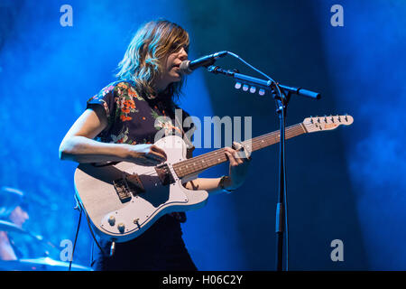 Chicago, Illinois, USA. 18 Sep, 2016. CARRIE BERNSTEIN de Sleater-Kinney effectue live au Douglas Park pendant Riot Fest à Chicago, Illinois © Daniel DeSlover/ZUMA/Alamy Fil Live News Banque D'Images