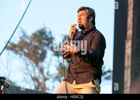 Chicago, Illinois, USA. 18 Sep, 2016. CHINO MORENO de Deftones effectue live au Douglas Park pendant Riot Fest à Chicago, Illinois © Daniel DeSlover/ZUMA/Alamy Fil Live News Banque D'Images