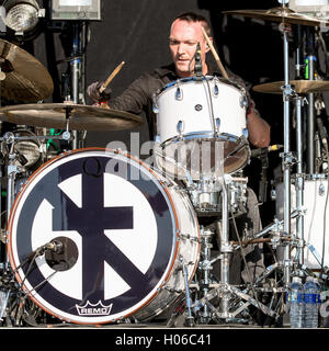 Chicago, Illinois, USA. 18 Sep, 2016. JAMIE MILLER de Bad Religion effectue live au Douglas Park pendant Riot Fest à Chicago, Illinois © Daniel DeSlover/ZUMA/Alamy Fil Live News Banque D'Images