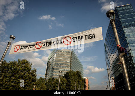 Bruxelles, Belgique. 20 Sep, 2016. Protestation contre TTIP (Transatlantic Trade and Investment Partnership) et l'AECG (Accord économique et commercial global) dans le quartier européen à Bruxelles, Belgique le 20.09.2016 par Wiktor Dabkowski Wiktor Dabkowski/crédit : ZUMA Wire/Alamy Live News Banque D'Images