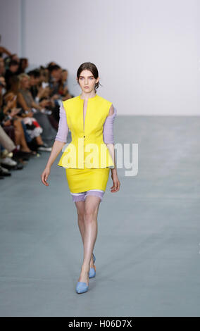 Londres, Royaume-Uni. 20 Sep, 2016. Un model à l'Emilio De La Morena montrer lors de la London Fashion Week Spring/Summer 2017 collections à Londres, Grande-Bretagne, le 20 septembre 2016. Credit : Han Yan/Xinhua/Alamy Live News Banque D'Images