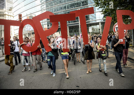 Bruxelles, Belgique. 20 Sep, 2016. Protestation contre TTIP (Transatlantic Trade and Investment Partnership) et l'AECG (Accord économique et commercial global) dans le quartier européen à Bruxelles, Belgique le 20.09.2016 par Wiktor Dabkowski | Conditions de crédit dans le monde entier : dpa/Alamy Live News Banque D'Images