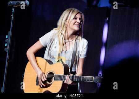 Clarkston, Michigan, USA. 15 Sep, 2016. KELSEA BALLERINI sur la scène Rythm & Roots Rascal Flatts Tour à DTE Energy Music Theatre à Clarkston, MI le 15 septembre 2016 © Marc Nader/ZUMA/Alamy Fil Live News Banque D'Images