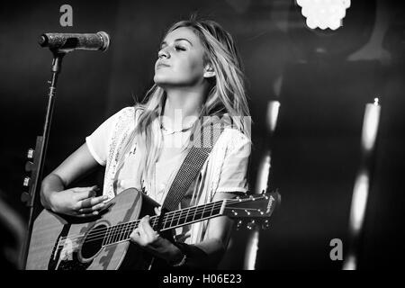 Clarkston, Michigan, USA. 15 Sep, 2016. KELSEA BALLERINI sur la scène Rythm & Roots Rascal Flatts Tour à DTE Energy Music Theatre à Clarkston, MI le 15 septembre 2016 © Marc Nader/ZUMA/Alamy Fil Live News Banque D'Images