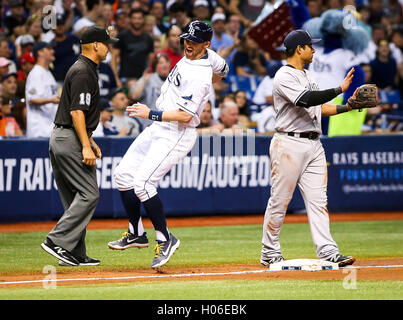 Saint Petersburg, Florida, USA. 20 Sep, 2016. Vous VRAGOVIC | fois.Rays de Tampa Bay l'arrêt-court Brad Miller (13) célèbre ses deux exécuter dans la triple troisième manche du match entre les Yankees de New York et les Rays de Tampa Bay au Tropicana Field, le mardi, 20 Septembre, 2016. © Vous Vragovic/Tampa Bay Times/ZUMA/Alamy Fil Live News Banque D'Images