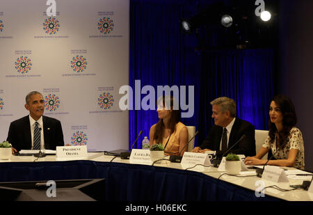 New York, New York, USA. 20 Sep, 2016. Le président des États-Unis Barack Obama (L) avec l'acteur américain George Clooney (2ndR) et femme Amal Clooney (L) assister à un sommet à la Table ronde du secteur privé pour les réfugiés des Nations Unies au cours de la 71e session du débat général à l'Assemblée générale des Nations Unies au siège des Nations Unies à New York, New York, USA, 20 septembre 2016.Crédit : Peter Foley/Piscine via CNP Crédit : Peter Foley/CNP/ZUMA/Alamy Fil Live News Banque D'Images