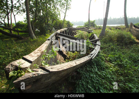 Endommagé et détruit en bois traditionnel Kerala bateau . Vieux bateau en bois dans le Kerala Inde Banque D'Images