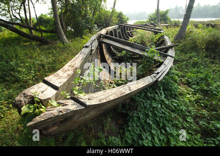 Endommagé et détruit en bois traditionnel Kerala bateau . Vieux bateau en bois dans le Kerala Inde Banque D'Images