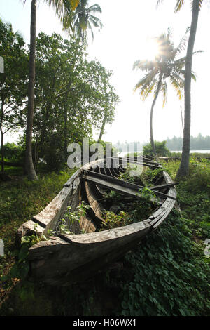 Endommagé et détruit en bois traditionnel Kerala bateau . Vieux bateau en bois dans le Kerala Inde Banque D'Images