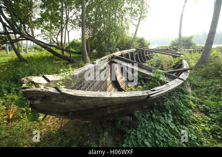 Endommagé et détruit en bois traditionnel Kerala bateau . Vieux bateau en bois dans le Kerala Inde Banque D'Images